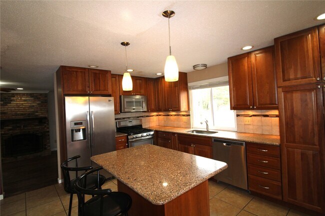 Building Photo - 736 Henry Ave