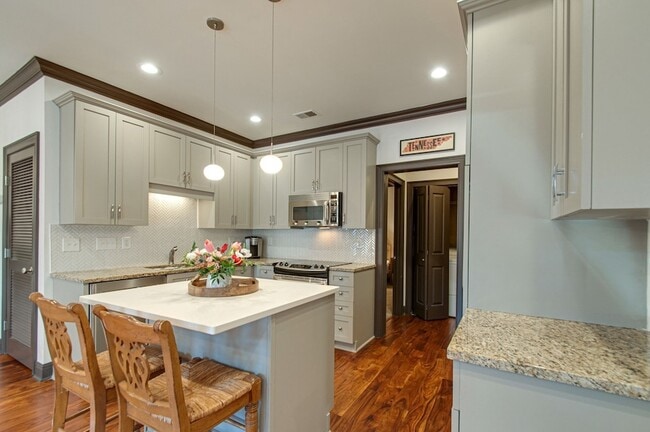 Building Photo - 2110 Acklen Ave