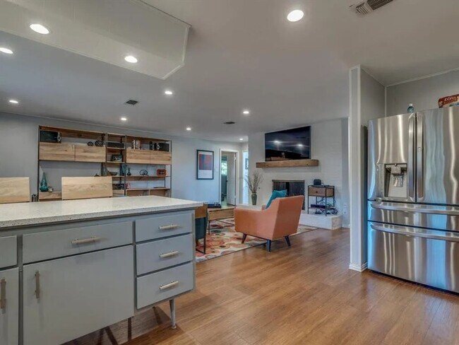 Building Photo - Spectacular Home in Holiday Heights Add!  ...