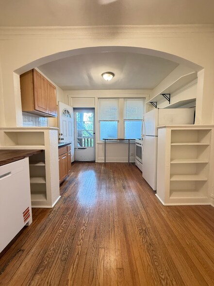 Building Photo - 3235 W Dickens Ave