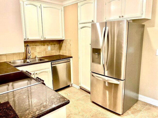 Building Photo - 5104 Westmont Ave