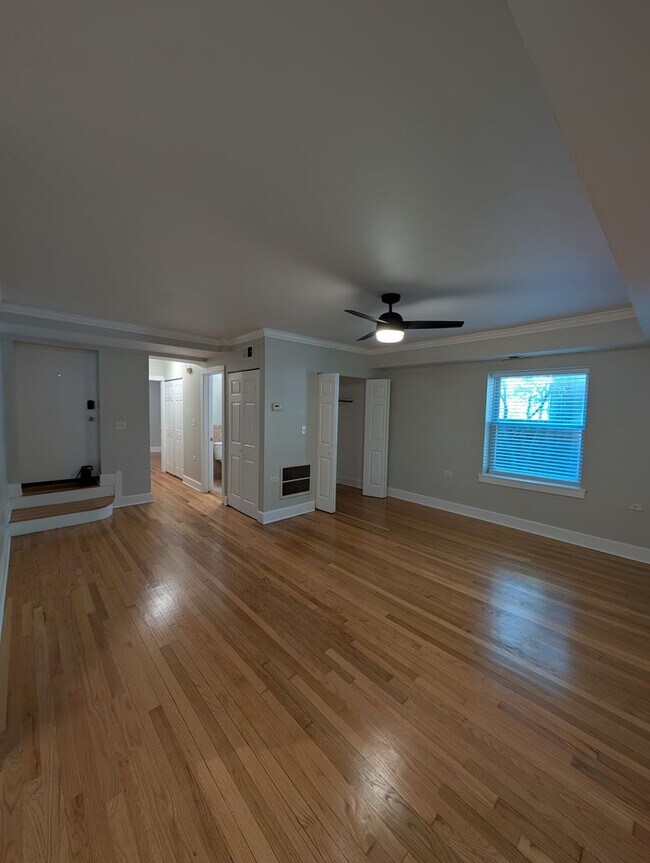Building Photo - Rehabbed and Spacious Lakeview One Bedroom...