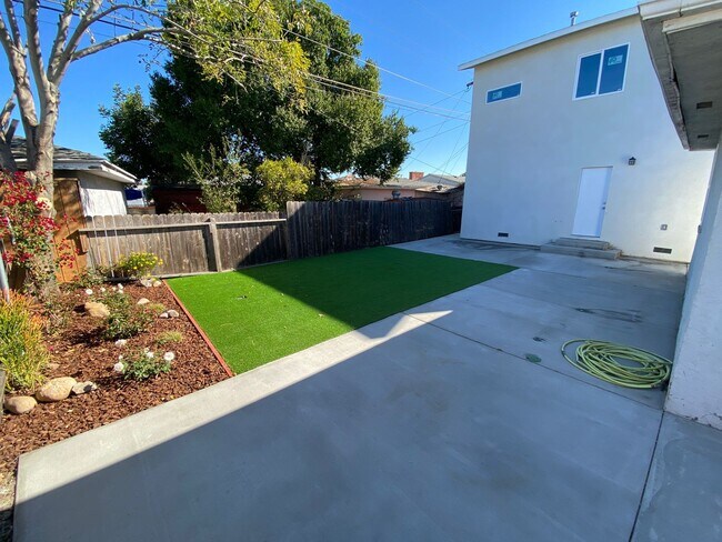 Building Photo - 4BD/2BA, Upgraded Kitchen! Sunroom!