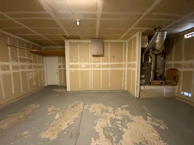 Building Photo - 3 Bedroom Single Story Home Available Near...