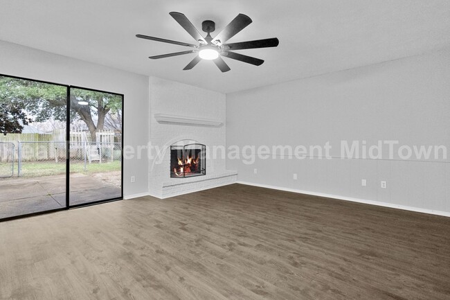 Building Photo - 2801 Meadowview Dr