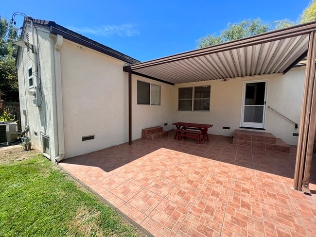 Building Photo - Charming 3 bedroom 2 bath home in Sacramento!