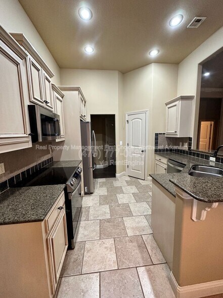 Building Photo - 2006 W Morter Pl