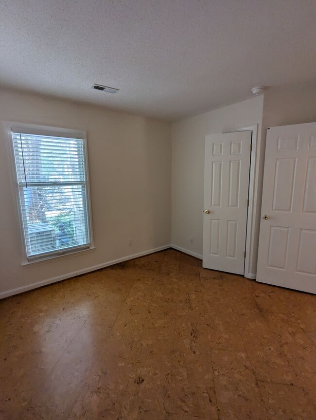 Building Photo - Beautiful townhouse with lakeside views, convenient to Chapel Hill and Durham!