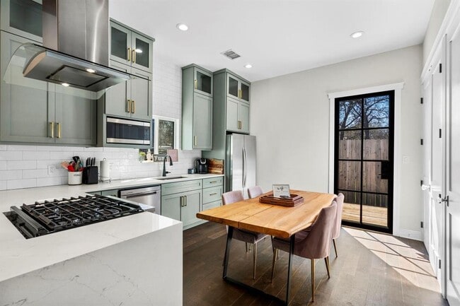 Building Photo - 1003 Romeria Dr