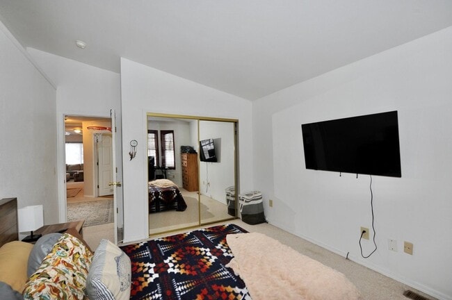 Building Photo - Fairway Golf Course 3 bed 3 bath with basement