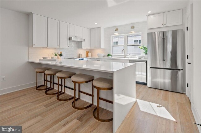 Building Photo - 909 N Irving St