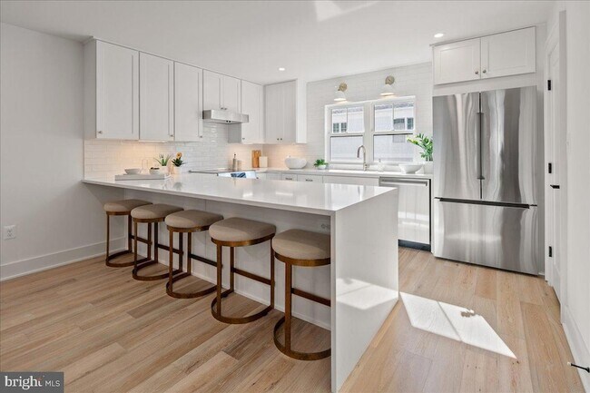 Building Photo - 911 N Irving St