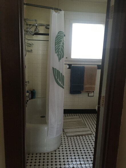 bath - 266 Willow St