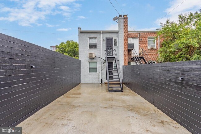 Building Photo - 1723 Gales Pl NE