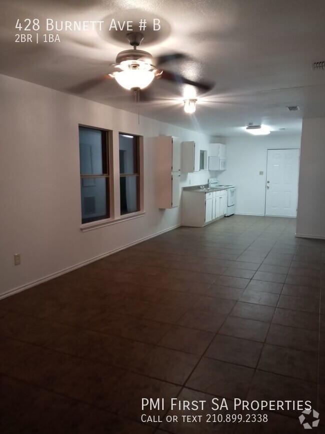 Building Photo - 2 bedroom and 1 bathroom unit ready to mov...