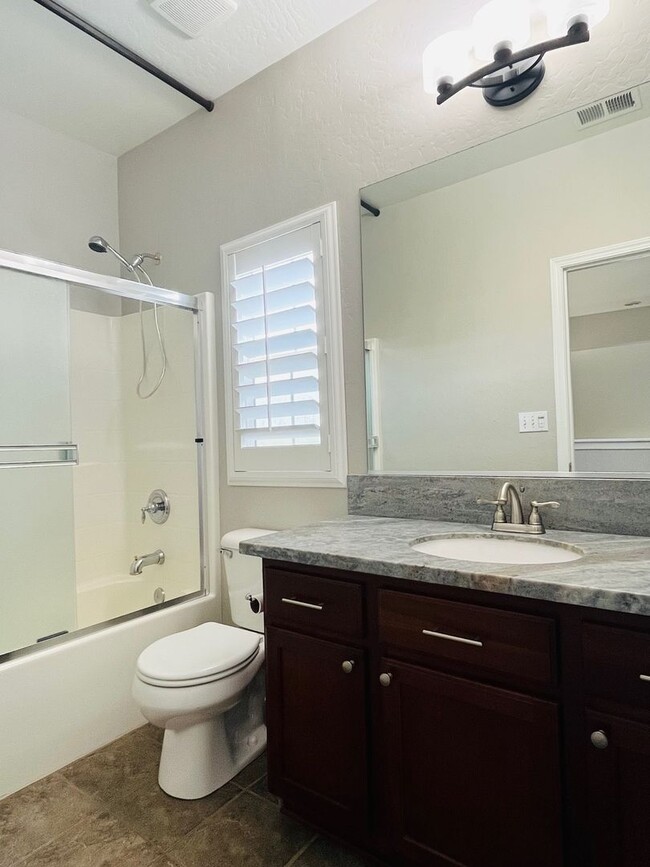 Building Photo - Beautiful, freshly renovated home in Avalon gated community in Visalia!