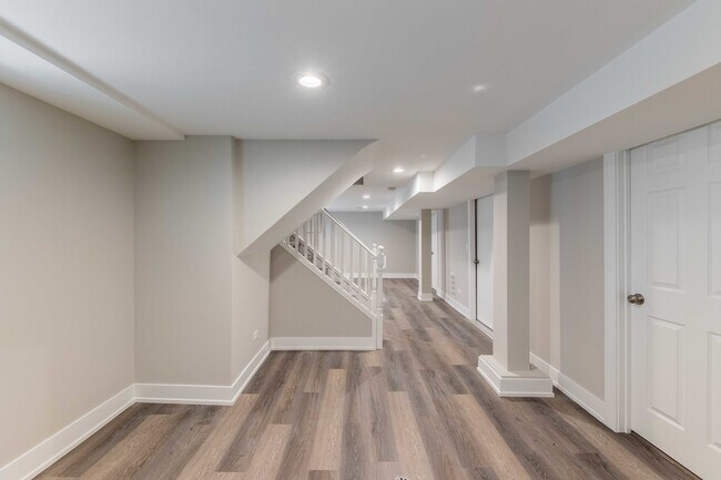 Building Photo - 6835 S Komensky Ave