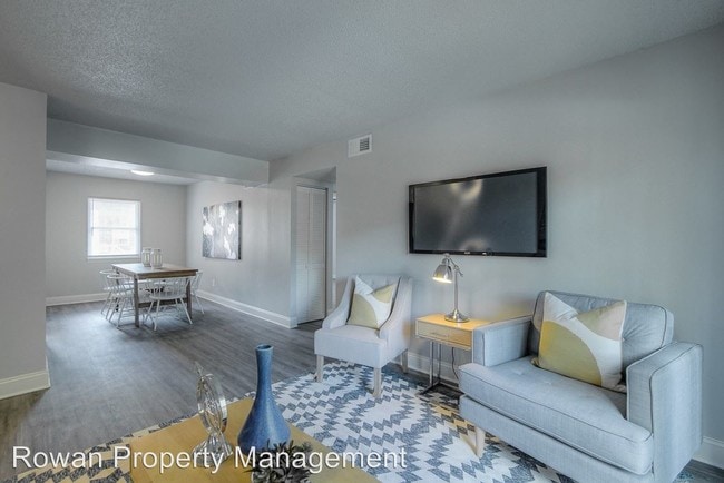 Building Photo - 2 br, 1 bath Apartment - 423-427 Maple Blvd.