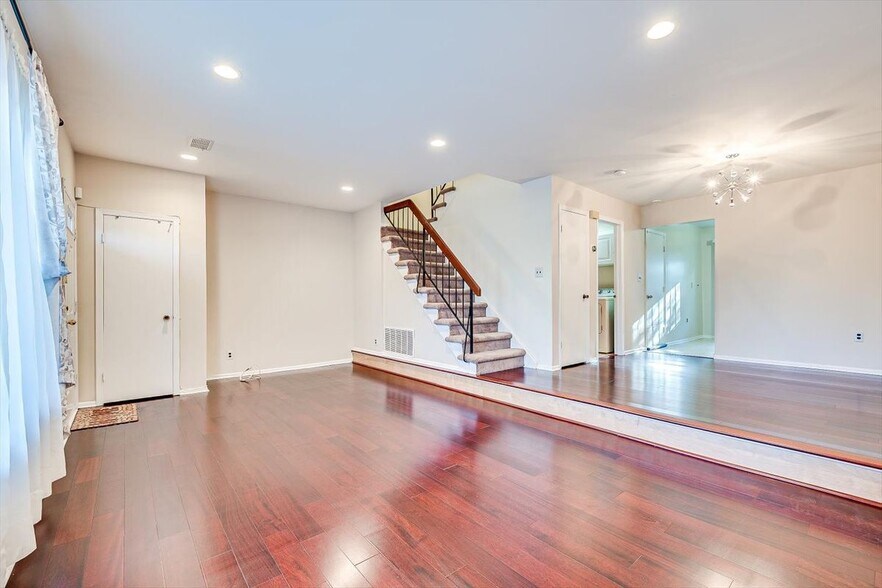 Building Photo - 1224 Thomas Ave