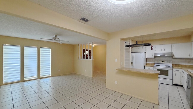Building Photo - 889 Hendry Dr