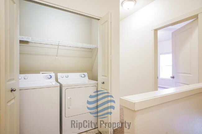 Building Photo - 1090 SW 170th Ave