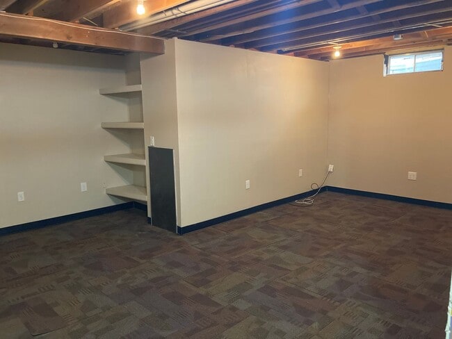 Building Photo - Spacious 3 Bedroom 2.5 Bath Home- Located ...