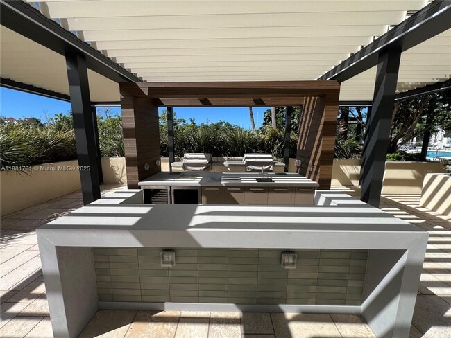 Building Photo - 300 South Pointe Dr