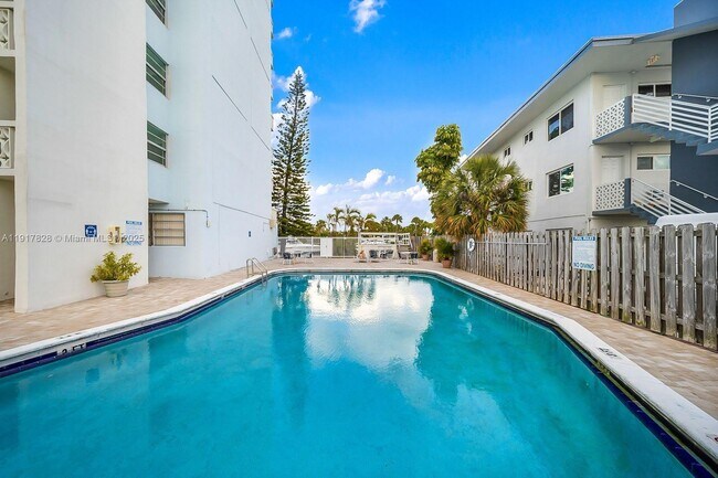 Building Photo - 13155 Ixora Ct