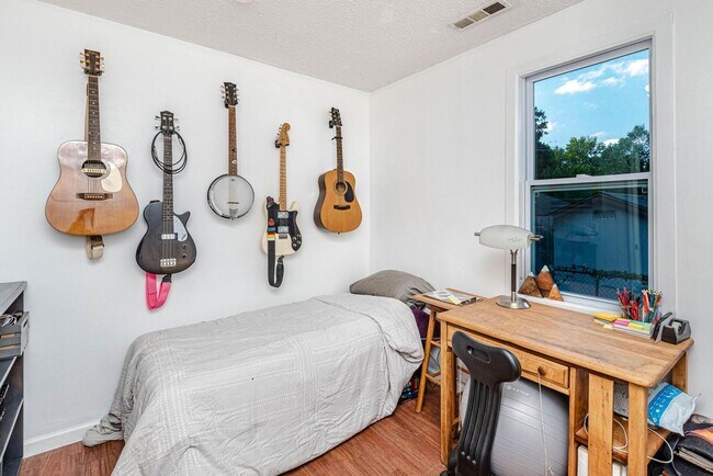 Building Photo - Darling 3 Bed 1 Bath Home