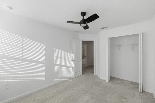 Building Photo - 3-Bedroom Oak Hammock Townhome – Internet Included!