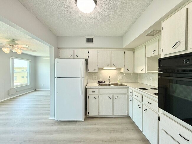 Building Photo - 2455 Finlandia Ln
