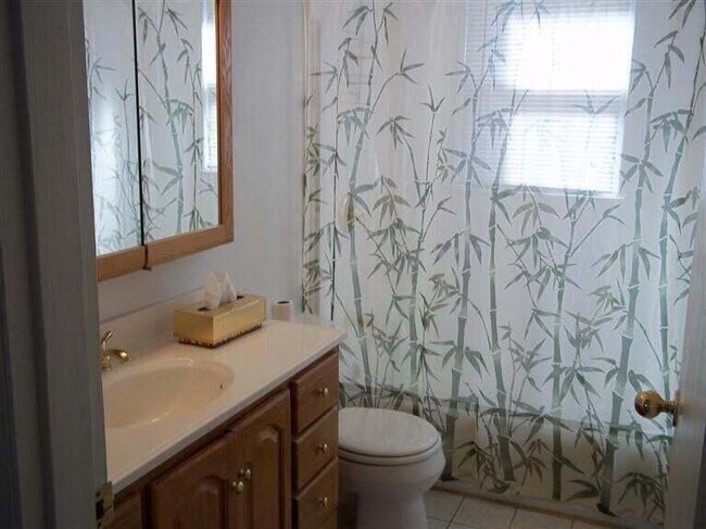 Building Photo - 341 Hollyhill Dr