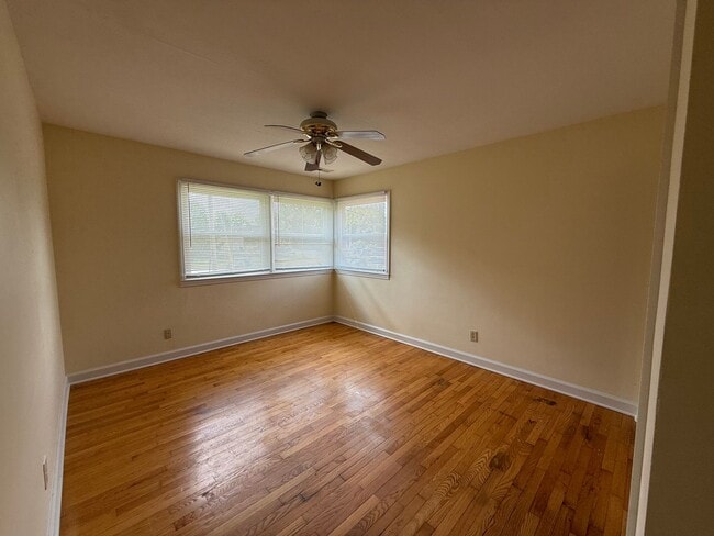 Building Photo - 3 Bedroom / 1.5 Bath Brick Home Kingsport TN