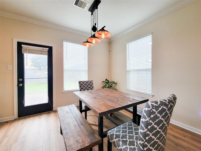 Building Photo - 1610 Pointe Leone