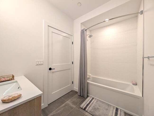 Building Photo - 425 3rd St