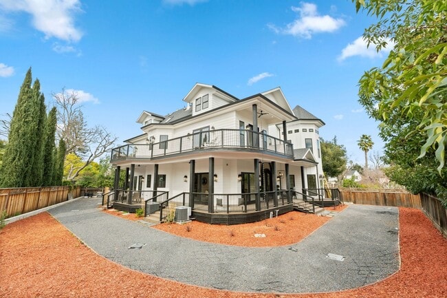 Building Photo - $11,995 - Stunning Executive Estate in Willow Glen