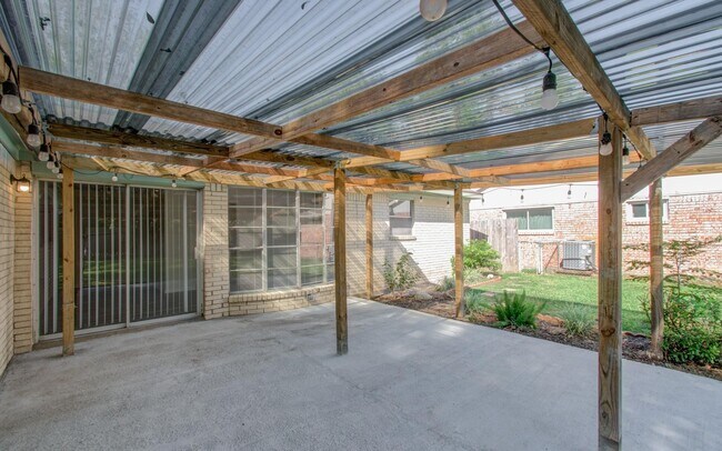 Building Photo - 15611 La Casa Ln