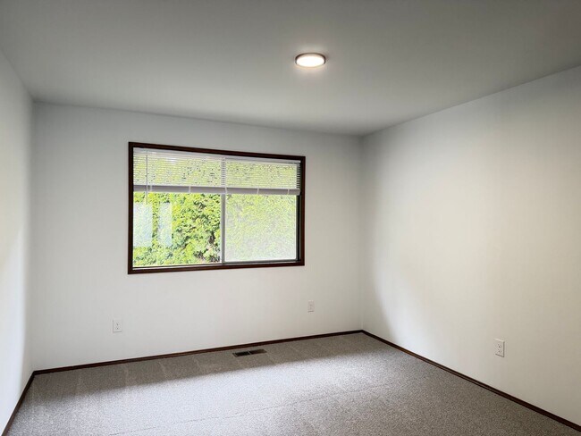 Building Photo - Saratoga Reach Beauty: Updated 4BR Home with Deck, Fireplace & Prime Mukilteo Location