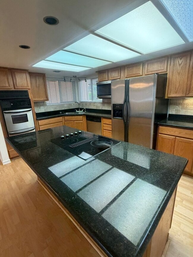 Building Photo - Charming 3 bedroom 2 bathroom home located in Hanford