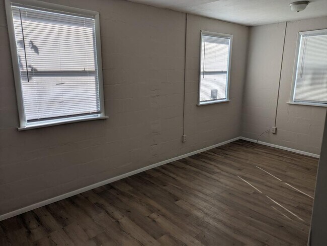 Building Photo - 637 NE Waldo Rd