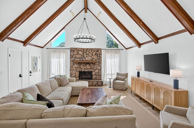 Building Photo - 4807 Summit Dr