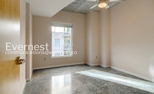 Building Photo - 2 Bed/2 Bath Condo with Modern Amenities / Coming Soon!