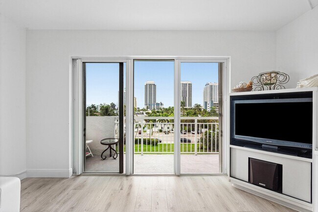 Building Photo - 550 Bayshore Dr