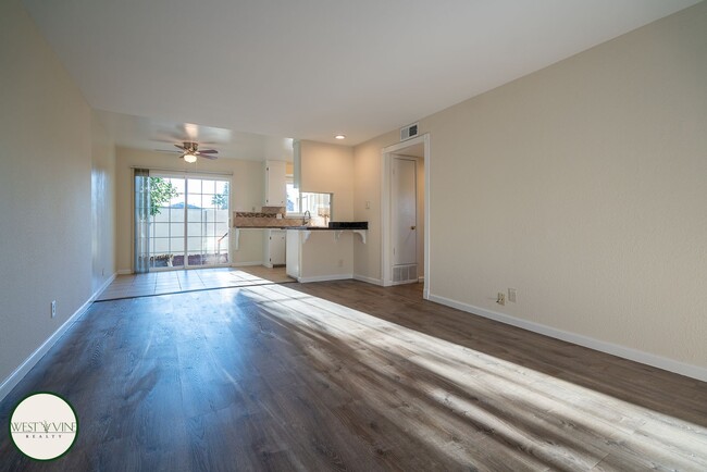 Building Photo - Spacious 2 Bed 1 Bath Condo W/ Private Bac...