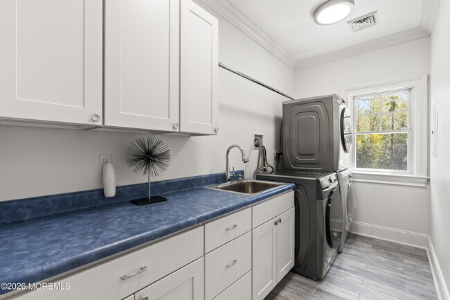 Building Photo - 558 Cedar Ave