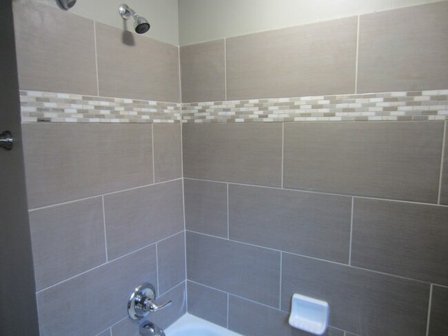 Building Photo - Updated 3 Bed 2 Bath Home