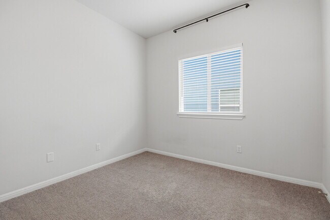 Building Photo - "Charming 3-Bed Oasis in San Marcos with 2 Full Baths – 1424 Sq Ft of Comfort!"