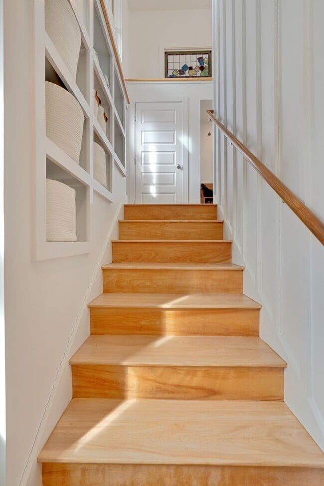 Building Photo - Stunning 4 Bed 2.5 Bath Steps from Willards Beach UNFURNISHED