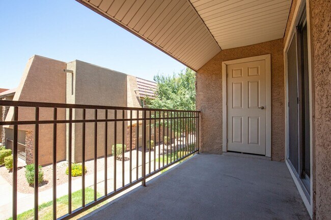 Building Photo - Guard gated SW community with easy Strip a...