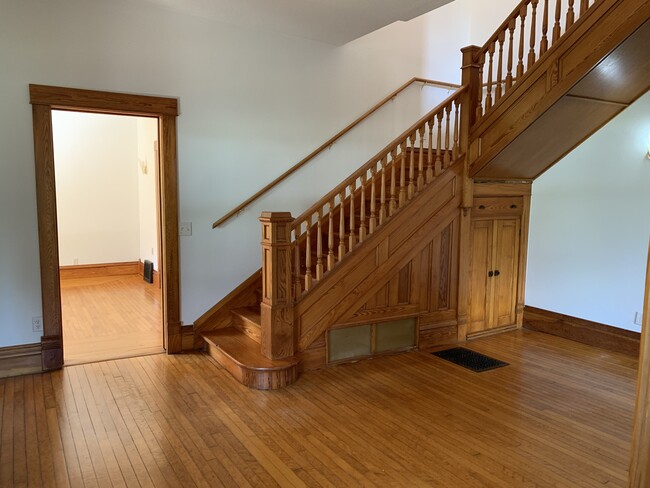 Foyer - 3680 Mayer Rd